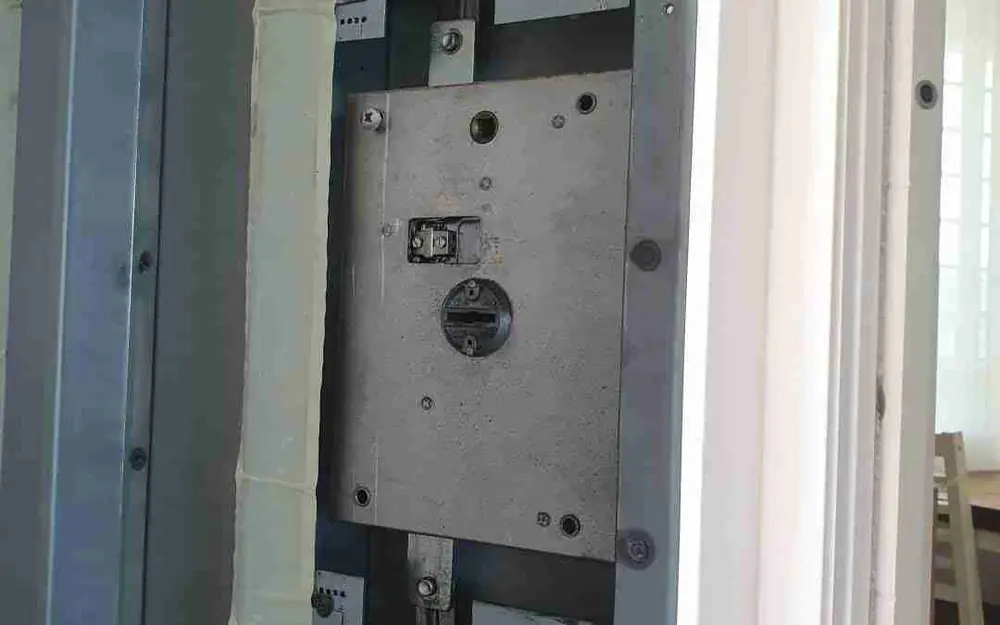 Ezcurra DS15 cylinder: why it is so insecure and how to change it