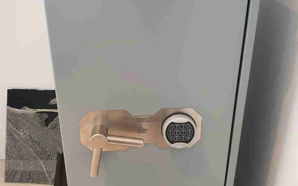 How to open a safe without a key or combination